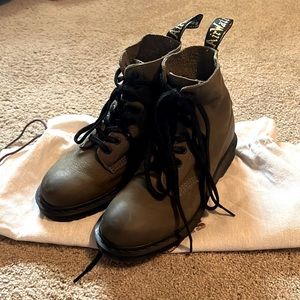Olive green Women’s boots. Never really worn.